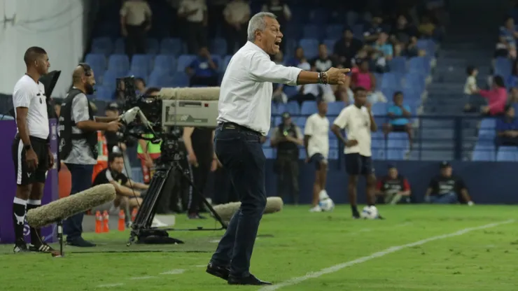El DT se refirió a continuar en Emelec para la temporada 2024.