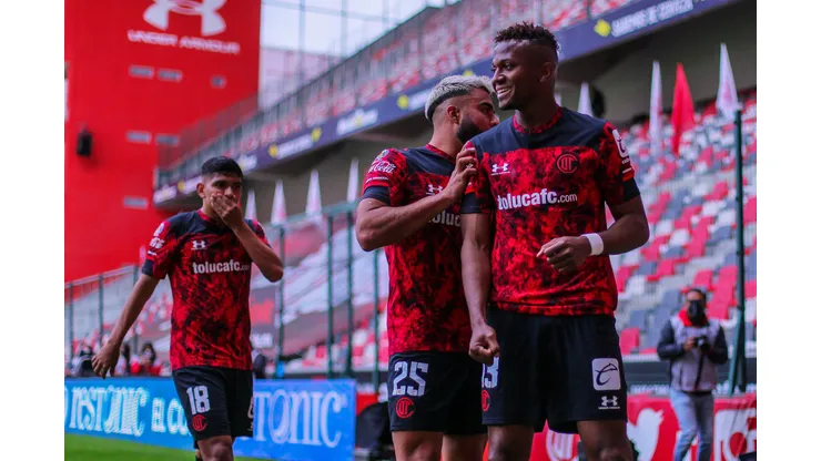 TOLUCA, MEXICO - JANUARY 24: Michael Estrada #13 of Toluca celebrates the first scored goal of Toluca with his teamm during the 3rd round match between Toluca and Necaxa as part of the Torneo Guard1anes 2021 Liga MX at Nemesio Diez Stadium on January 24, 2021 in Toluca, Mexico. (Photo by Manuel Velasquez/Getty Images)
