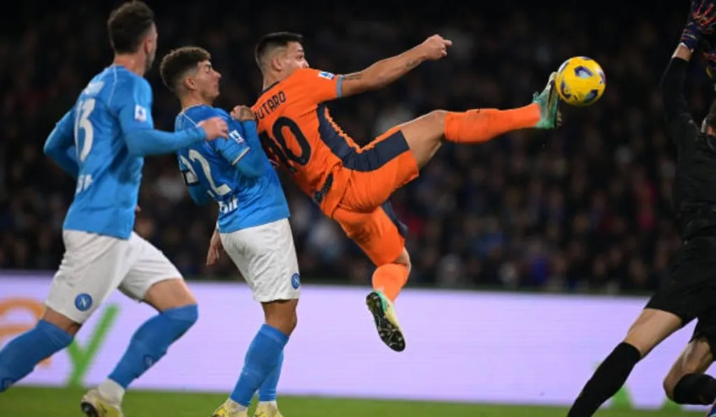 Lautaro Martínez y uno de sus remates ante Napoli: Getty Images