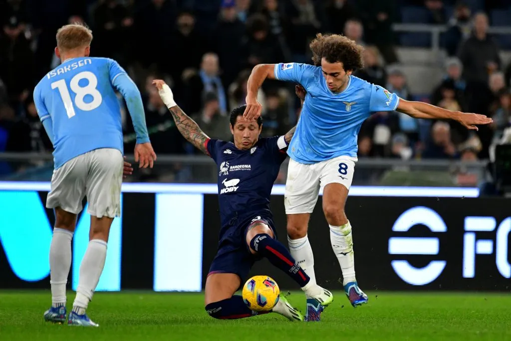 Gianluca Lapadula disputando un balón ante Lazio. (Foto: Getty).