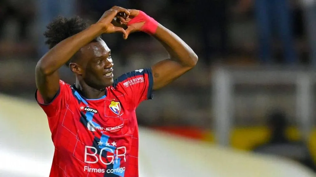 Andrés Micolta celebrando uno de sus goles con El Nacional. Foto: API.