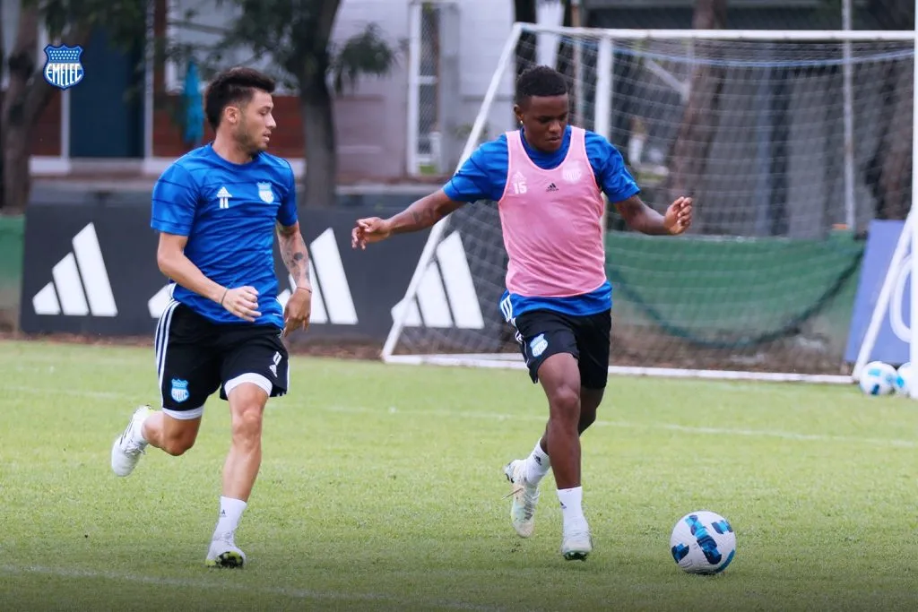 Gustavo Cortez trabaja con normalidad en los entrenamientos de Emelec. (Foto: @CSEmelec)