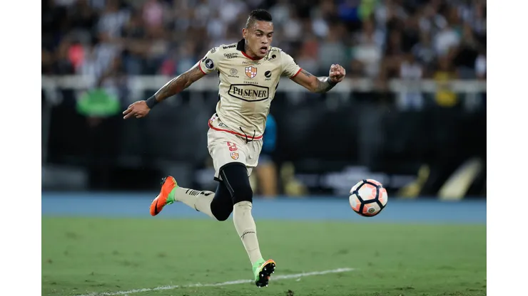 RIO DE JANEIRO, BRAZIL - MAY 02: Jonatan Alvez of Barcelona de Guayaquil kicks the ball during a match between Botafogo and Barcelona de Guayaquil as part of Copa Bridgestone Libertadores 2017 at Nilton Santos Olympic Stadium on May 02, 2017 in Rio de Janeiro, Brazil. (Photo by Buda Mendes/Getty Images)