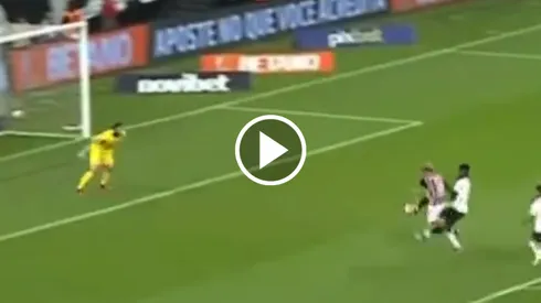 El central ecuatoriano pudo hacer algo más en el gol de Corinthians