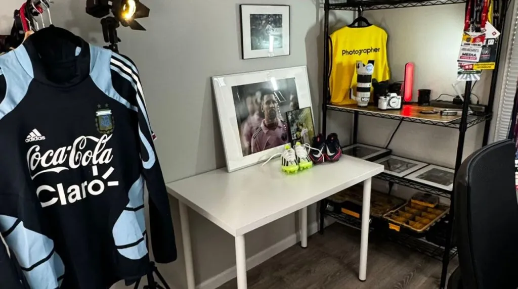 El setup de Chona con una foto que le tomó a Messi. (Foto: Cortesía Rodolfho Chona)
