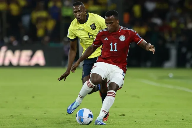 William Pacho además es titular en la Selección de Ecuador en las presentes Eliminatorias. Foto: Getty.