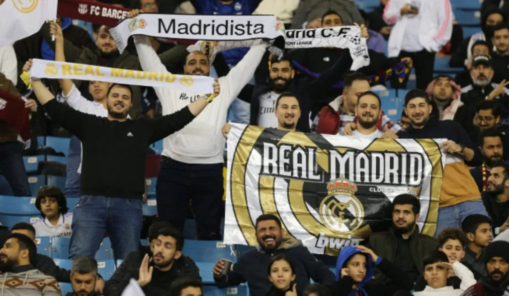 Aficionados de Arabia Saudita durante la Supercopa de España: TW