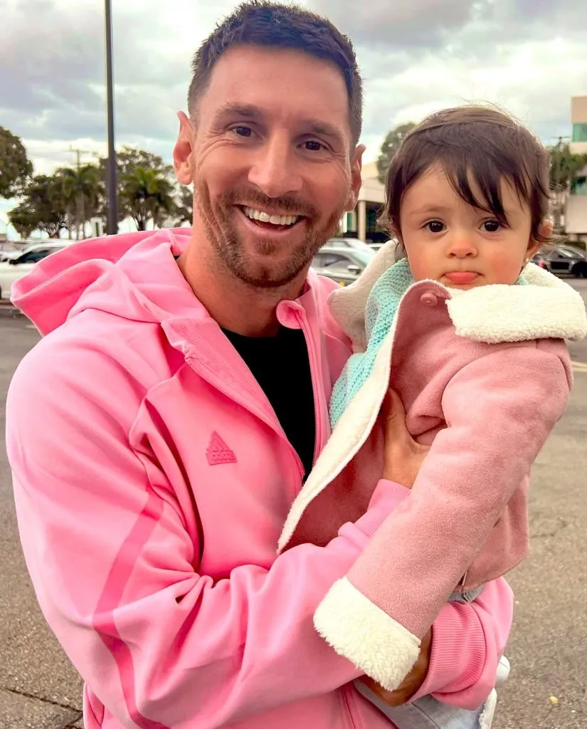 Messi con la hija de Martín Arévalo. (Foto: Instagram / @martinarevalo1)