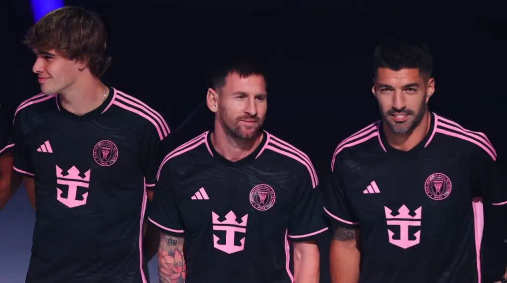Cremaschi, Messi y Suárez, con el nuevo patrocinador de Inter Miami. (Foto: Getty Images)