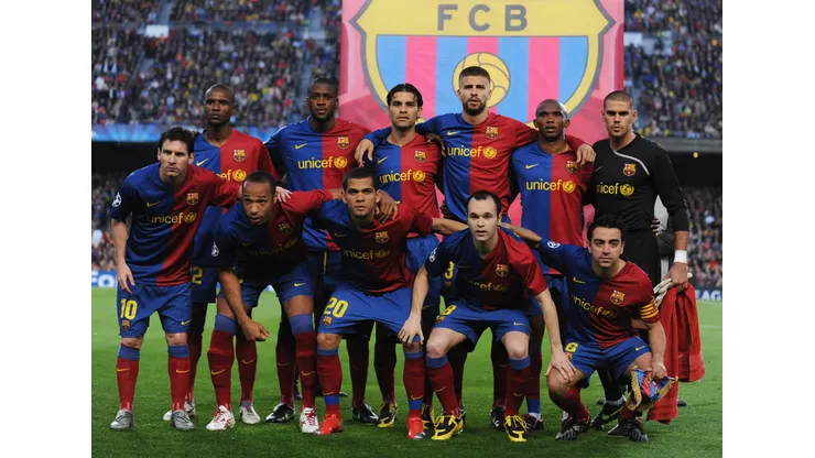BARCELONA, SPAIN - APRIL 28: Barcelona team line up prior to the UEFA Champions League Semi Final First Leg match between Barcelona and Chelsea at the Nou Camp Stadium on April 28, 2009 in Barcelona, Spain. (Photo by Jasper Juinen/Getty Images)