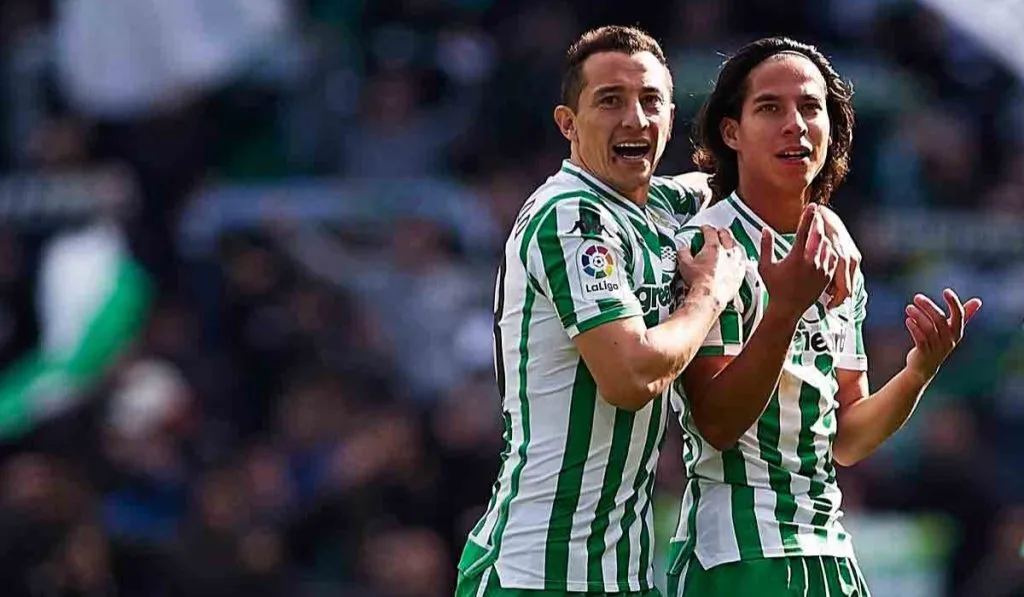 Andrés Guardado, Diego Lainez en uno de sus encuentros en Real Betis: Getty Images