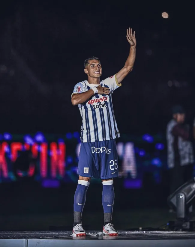 Kevin Serna en la presentación de Alianza Lima. (Foto: Twitter).