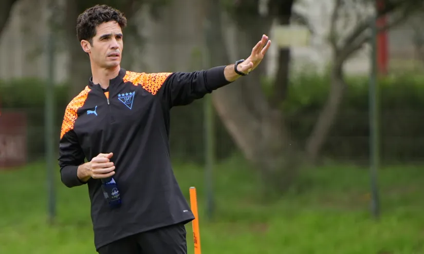Josep Alcácer dirigiendo sus primeros entrenamientos con Liga de Quito. Foto: LDUQ oficial.