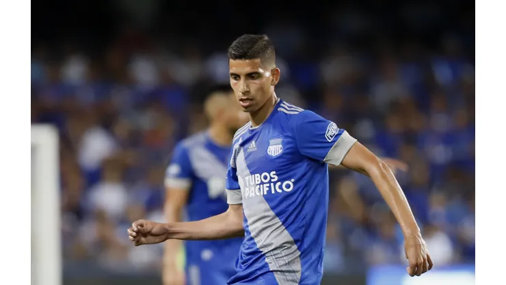 Guayaquil.-31/01/2020 Con un plausible espectáculo de juegos pirotécnicos y exhibiciones artísticas que duró unos 90 minutos, Emelec presentó la noche del jueves una plantilla de 27 futbolistas y el cuerpo técnico con los que encarará este año el campeonato nacional, la Copa Ecuador y la Copa Sudamericana Jorge Guzmán