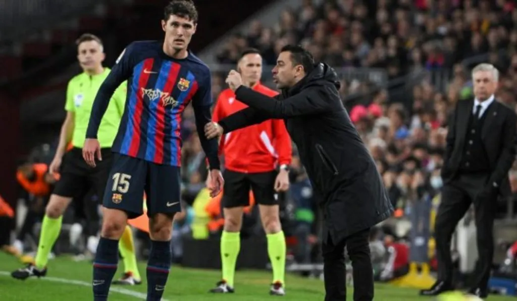 Xavi y Andreas Christensen en un encuentro del Barcelona: Getty Images