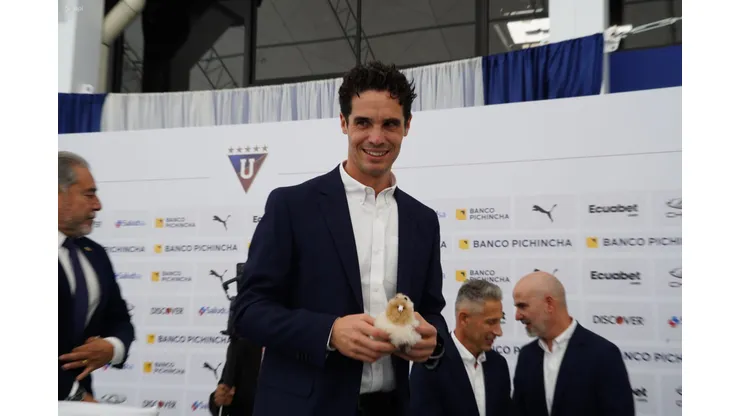 Quito 12 de enero 2024. Liga Deportiva Universitaria presenta a su nuevo cuerpo técnico y a su DT Josep Alcácer. API / DANIEL MOLINEROS
