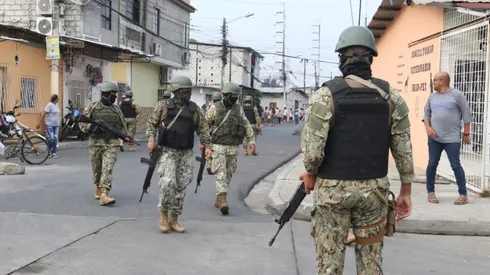 Militares en la Coop. Santiago de Roldós. Foto: Alex Lima, diario Extra.