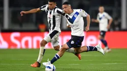 CORDOBA, ARGENTINA - AUGUST 10: Abiel Osorio of Velez battles for possession with Diego Ortegoza of Talleres during a Copa CONMEBOL Libertadores 2022 quarterfinal second leg match between Talleres and Velez at Mario Alberto Kempes Stadium on August 10, 2022 in Cordoba, Argentina. (Photo by Marcelo Endelli/Getty Images)