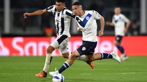 CORDOBA, ARGENTINA - AUGUST 10: Abiel Osorio of Velez battles for possession with Diego Ortegoza of Talleres during a Copa CONMEBOL Libertadores 2022 quarterfinal second leg match between Talleres and Velez at Mario Alberto Kempes Stadium on August 10, 2022 in Cordoba, Argentina. (Photo by Marcelo Endelli/Getty Images)