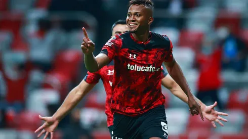 TOLUCA, MEXICO - MAY 12: Michael Estrada #13 of Toluca celebrates after scoring the second goal of his team during the quarterfinals first leg match between Toluca and Cruz Azul as part of the Torneo Guard1anes 2021 Liga MX at Nemesio Diez Stadium on May 12, 2021 in Toluca, Mexico. (Photo by Hector Vivas/Getty Images)