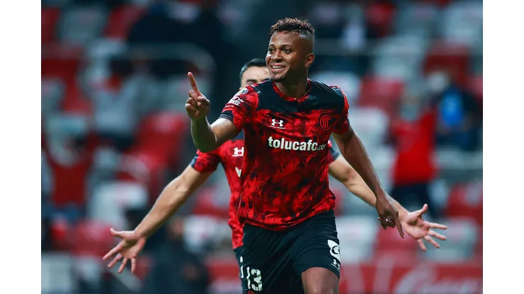 TOLUCA, MEXICO - MAY 12: Michael Estrada #13 of Toluca celebrates after scoring the second goal of his team during the quarterfinals first leg match between Toluca and Cruz Azul as part of the Torneo Guard1anes 2021 Liga MX at Nemesio Diez Stadium on May 12, 2021 in Toluca, Mexico. (Photo by Hector Vivas/Getty Images)