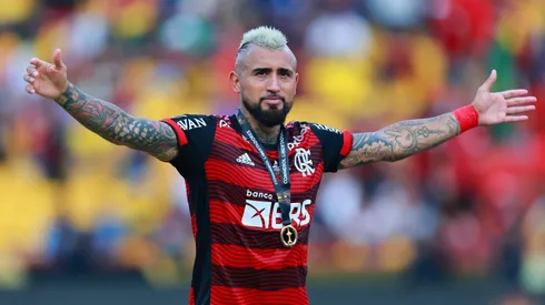 GUAYAQUIL, ECUADOR - OCTOBER 29: Arturo Vidal of Flamengo celebrates after winning the final of Copa CONMEBOL Libertadores 2022 between Flamengo and Athletico Paranaense at Estadio Monumental Isidro Romero Carbo on October 29, 2022 in Guayaquil, Ecuador. (Photo by Buda Mendes/Getty Images)