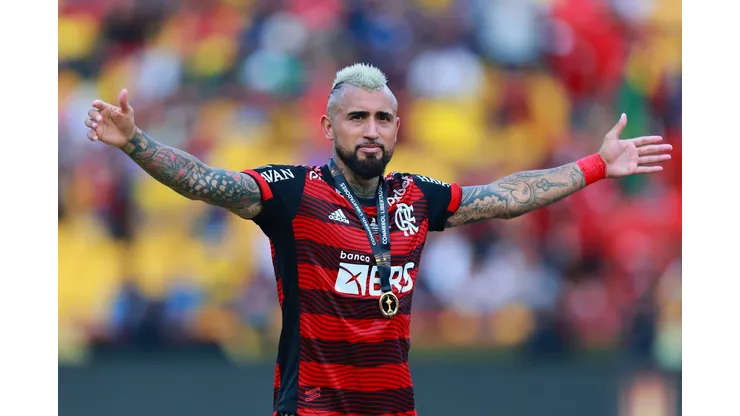GUAYAQUIL, ECUADOR - OCTOBER 29: Arturo Vidal of Flamengo celebrates after winning the final of Copa CONMEBOL Libertadores 2022 between Flamengo and Athletico Paranaense at Estadio Monumental Isidro Romero Carbo on October 29, 2022 in Guayaquil, Ecuador. (Photo by Buda Mendes/Getty Images)