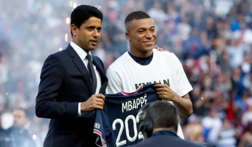 Kylian Mbappé y Nasser Al-Khelaifi tras su renovación en PSG en 2022: Getty Images
