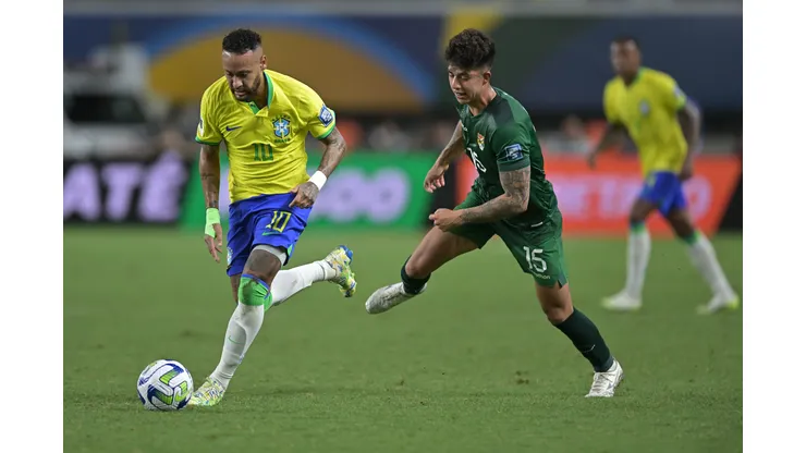 BELEM, BRAZIL - SEPTEMBER 08: Neymar Jr. of Brazil competes for the ball Gabriel Villamil of Bolivia during a FIFA World Cup 2026 Qualifier match between Brazil and Bolivia at Mangueirao on September 08, 2023 in Belem, Brazil. (Photo by Pedro Vilela/Getty Images)