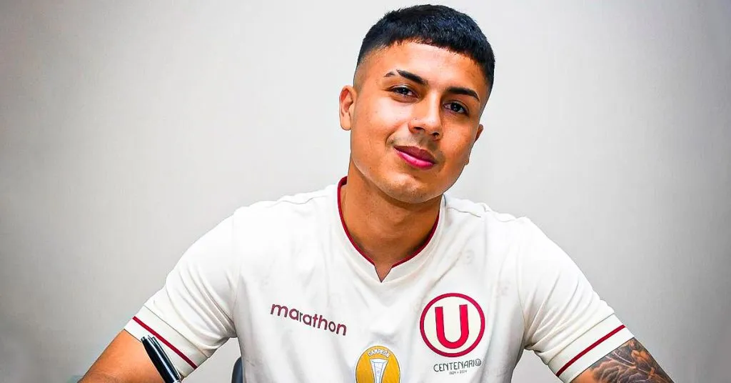 Concha firmando como jugador de Universitario. (Foto: Universitario Prensa)