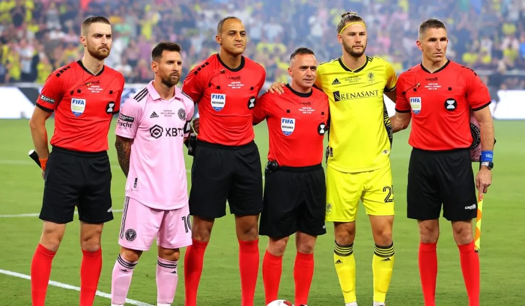 Lionel Messi junto a los árbitros de la MLS: Getty Images