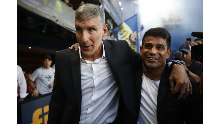 BUENOS AIRES, ARGENTINA - FEBRUARY 19: Martin Palermo coach of Platense and Hugo Ibarra coach of Boca Juniors embrace before a match between Boca Juniors and Platense as part of Liga Profesional 2023 at Estadio Alberto J. Armando on February 19, 2023 in Buenos Aires, Argentina. (Photo by Daniel Jayo/Getty Images)