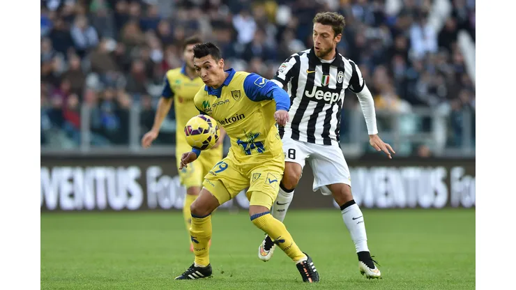 TURIN, ITALY - JANUARY 25: Claudio Marchisio (R) of Juventus FC competes with Ruben Botta of AC Chievo Verona during the Serie A match between Juventus FC and AC Chievo Verona at Juventus Arena on January 25, 2015 in Turin, Italy. (Photo by Valerio Pennicino/Getty Images)