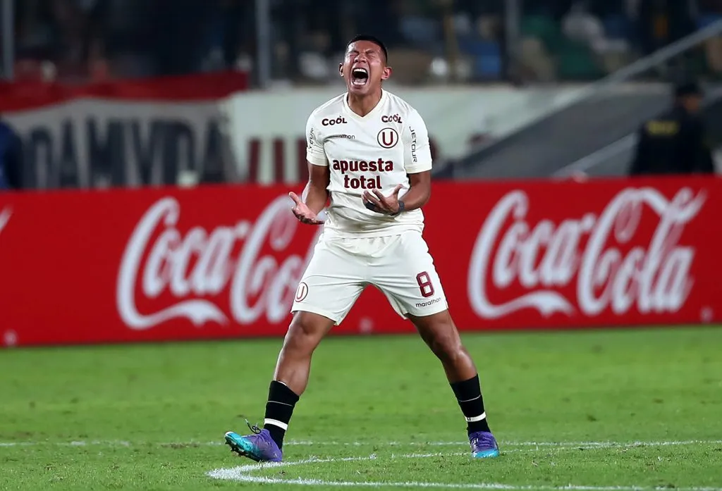 Flores festejando un gol con Universitario. (Foto: Universitario Prensa)
