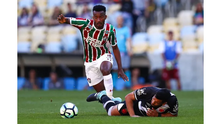 RIO DE JANEIRO, BRAZIL - AUGUST 26: Jefferson Orejuela (L) of Fluminense struggles for the ball with Andres Rios of Vasco da Gama during a match between Fluminense and Vasco da Gama as part of Brasileirao Series A 2017 at Maracana Stadium on August 26, 2017 in Rio de Janeiro, Brazil. (Photo by Buda Mendes/Getty Images)