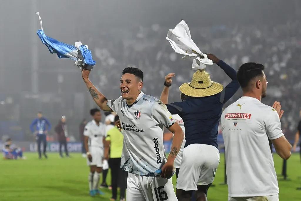 Mauricio Martínez celebrando la Copa Sudamericana 2023 con Liga de Quito. Foto: Getty.
