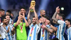 Nicolás Tagliafico alzando la Copa del Mundo en Qatar 2022.