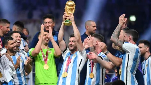 Nicolás Tagliafico alzando la Copa del Mundo en Qatar 2022.