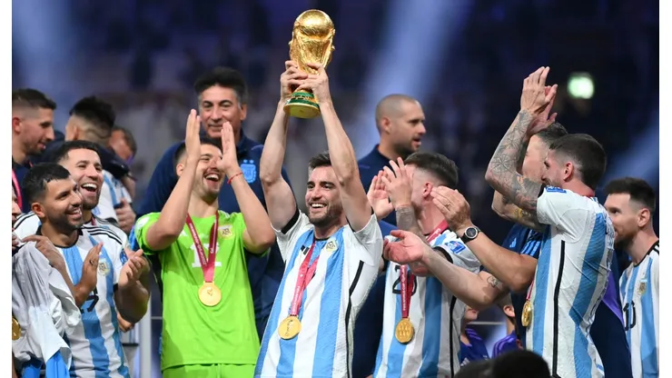 Nicolás Tagliafico alzando la Copa del Mundo en Qatar 2022.