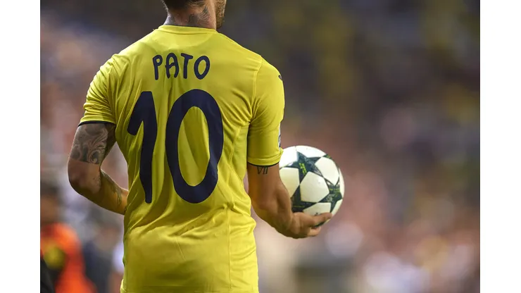 VILLARREAL, SPAIN - AUGUST 17: A close-up of Alexandre Pato of Villarreal's shirt during the UEFA Champions League play-off first leg match between Villarreal CF and AS Monaco at El Madrigal on August 17, 2016 in Villarreal, Spain. (Photo by Manuel Queimadelos Alonso/Getty Images)