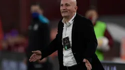 AVELLANEDA, ARGENTINA - OCTOBER 20: Pablo Repetto coach of LDU gives instructions during a Group D match of Copa CONMEBOL Libertadores 2020 between River Plate and Liga Deportiva Universitaria de Quito at Estadio Libertadores de America on October 20, 2020 in Avellaneda, Argentina. (Photo by Juan Mabromata - Pool/Getty Images)