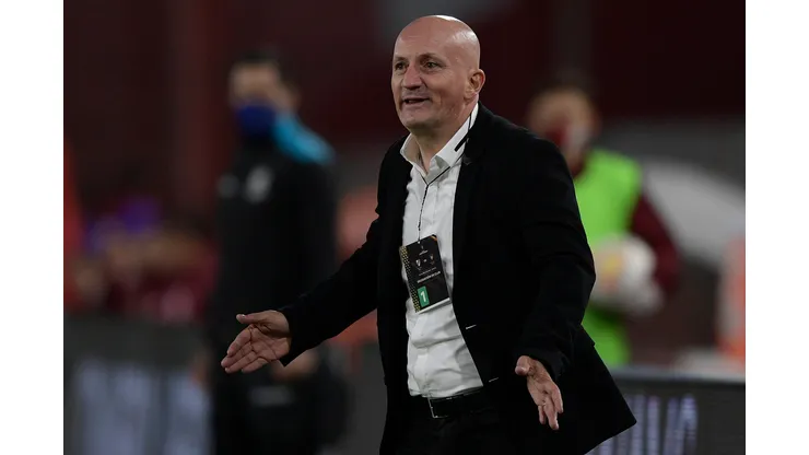 AVELLANEDA, ARGENTINA - OCTOBER 20: Pablo Repetto coach of LDU gives instructions during a Group D match of Copa CONMEBOL Libertadores 2020 between River Plate and Liga Deportiva Universitaria de Quito at Estadio Libertadores de America on October 20, 2020 in Avellaneda, Argentina. (Photo by Juan Mabromata - Pool/Getty Images)