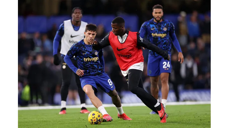 LONDON, ENGLAND - NOVEMBER 12: Enzo Fernandez and Moises Caicedo warm up prior to the Premier League match between Chelsea FC and Manchester City at Stamford Bridge on November 12, 2023 in London, England. (Photo by Ryan Pierse/Getty Images)