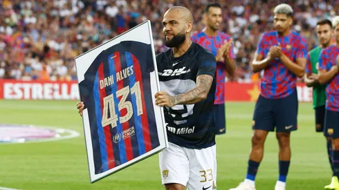 Dani Alves fue reintegrado al grupo de leyendas del Fútbol Club Barcelona.