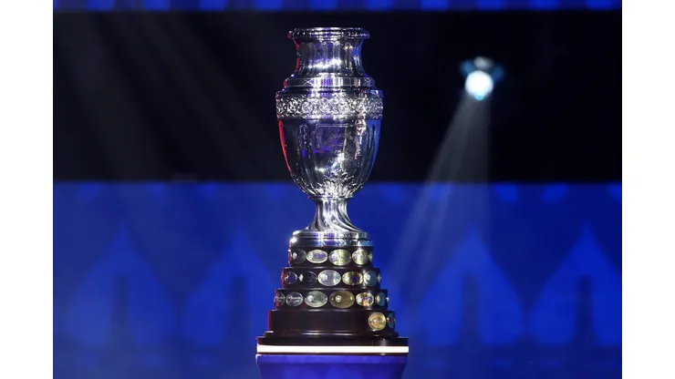 El trofeo de la Copa América.