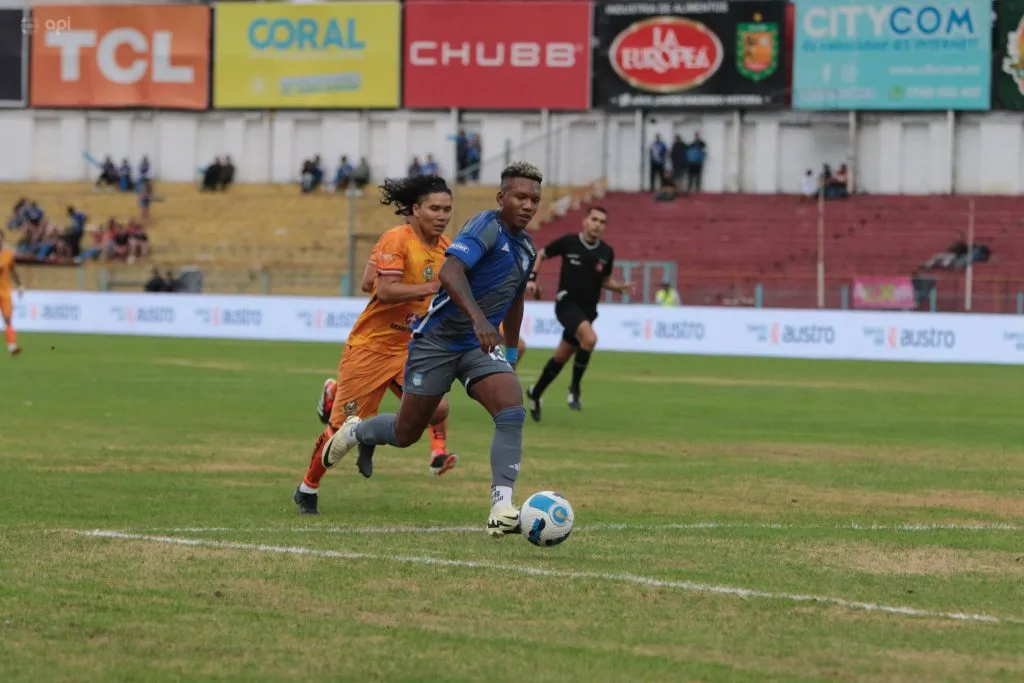 Varios tramos de la cancha ya no tienen césped. (Foto: IMAGO)