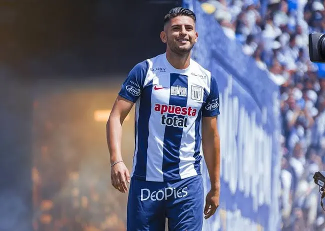 Carlos Zambrano presentado el año pasado. (Foto: Alianza Lima).