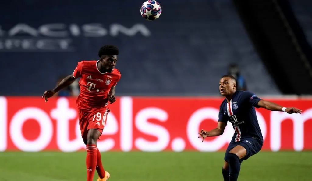 Mbappé y Alphonso Davies en la final de la Champions League 2020: Getty Images