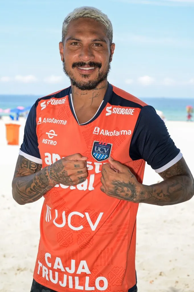 Paolo Guerrero posando con camiseta de la César Vallejo. (Foto: César Vallejo Prensa).