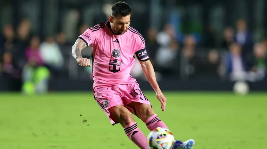 Messi pateando un tiro libre en Inter Miami vs Real Salt Lake. (Foto: Getty Images)